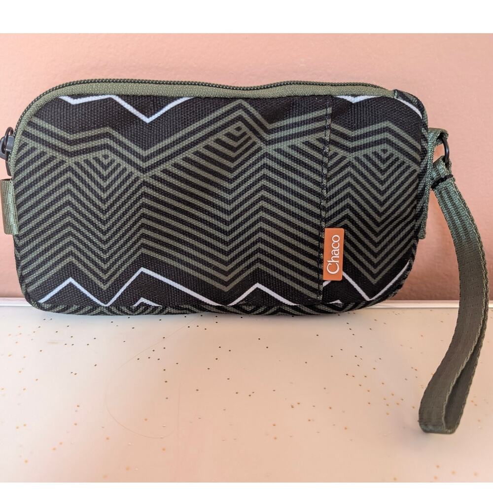 NWOT Chaco Wristlet Wallet Green Black Zipper Zig Zag Small Hiking